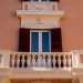 ...impreziosita da un balconcino colonnato e da decori in pietra